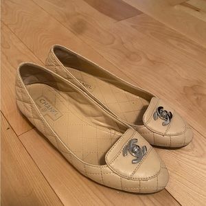 Size 6.5, but run small would fit 5.5/6. Leather interior and exterior